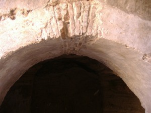 Arco de medio punto de ladrillo en la entrada a la Galería Izquierda