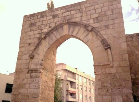 Puerta reconstruída del Alcázar Real de Alfonso X
